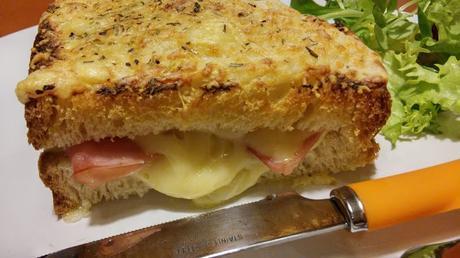 Sandwich Croque Monsieur recién hecho en un plato