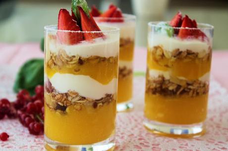 Vídeo receta: Vasitos para desayunar de mango, yogur y muesli (paso a paso)