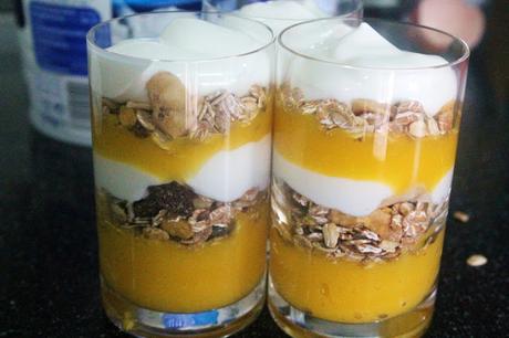 Vídeo receta: Vasitos para desayunar de mango, yogur y muesli (paso a paso)