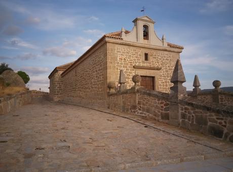 ERMITA DE NUESTRA SEÑORA DEL ÁGUILA EN LAS VENTAS CON PEÑA AGUILERA