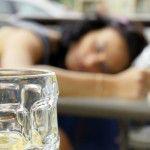 Consumo excesivo de alcohol no sólo causa daños relacionados con el alcohol