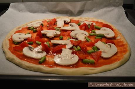 Pizza casera vegetariana con espárragos