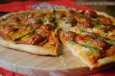 Pizza casera vegetariana con espárragos