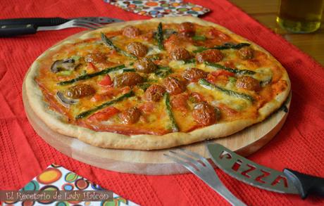 Pizza casera vegetariana con espárragos