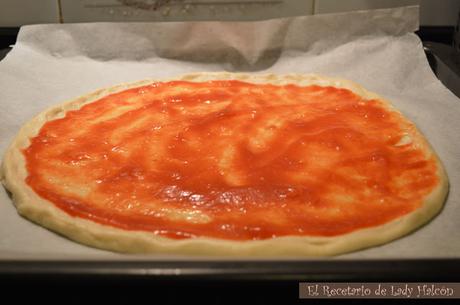 Pizza casera vegetariana con espárragos