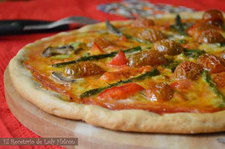 Pizza casera vegetariana con espárragos