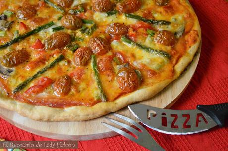 Pizza casera vegetariana con espárragos