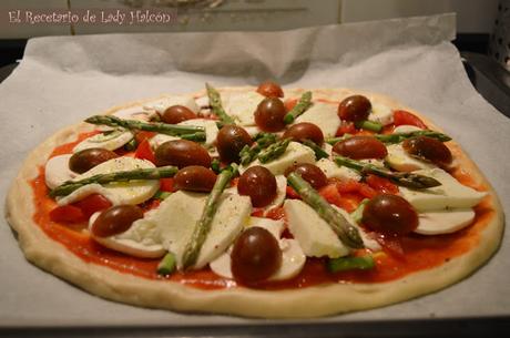 Pizza casera vegetariana con espárragos