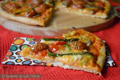Pizza casera vegetariana con espárragos