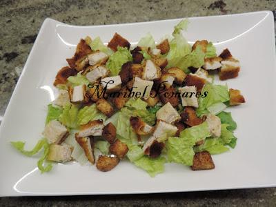 Ensalada cesar con pollo.