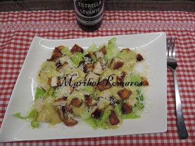Ensalada cesar con pollo.