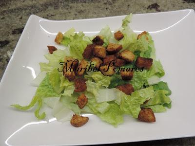 Ensalada cesar con pollo.