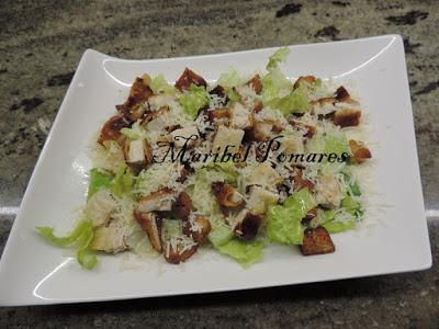 Ensalada cesar con pollo.