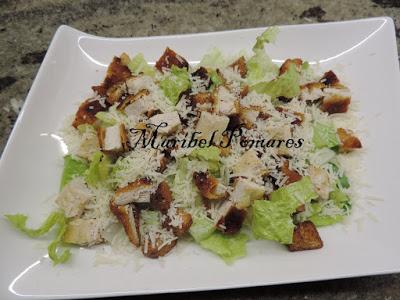 Ensalada cesar con pollo.