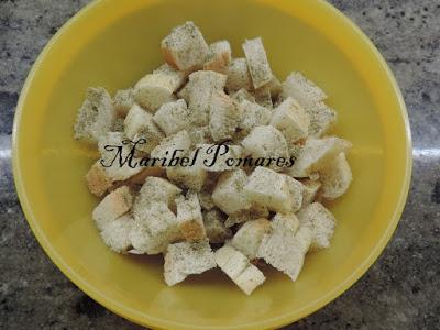 Croutons franceses o pan cortado en cuadraditos tostado.