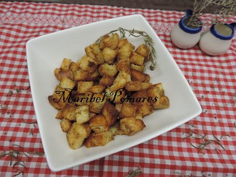 Croutons franceses o pan cortado en cuadraditos tostado.