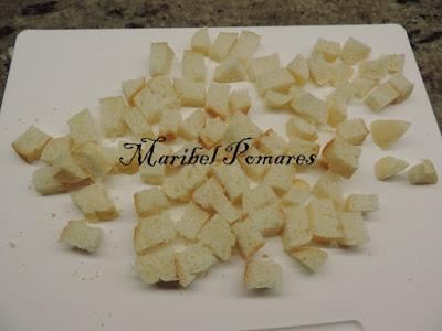 Croutons franceses o pan cortado en cuadraditos tostado.