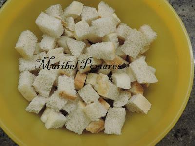 Croutons franceses o pan cortado en cuadraditos tostado.