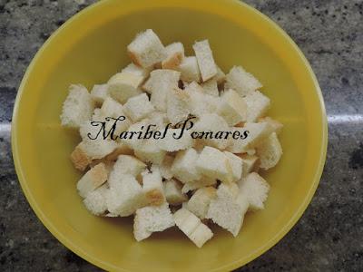 Croutons franceses o pan cortado en cuadraditos tostado.