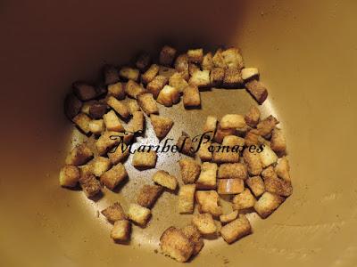 Croutons franceses o pan cortado en cuadraditos tostado.