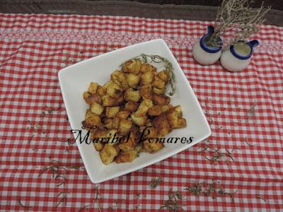 Croutons franceses o pan cortado en cuadraditos tostado.