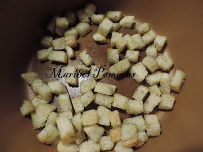 Croutons franceses o pan cortado en cuadraditos tostado.