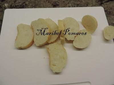 Croutons franceses o pan cortado en cuadraditos tostado.