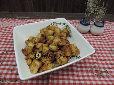 Croutons franceses o pan cortado en cuadraditos tostado.
