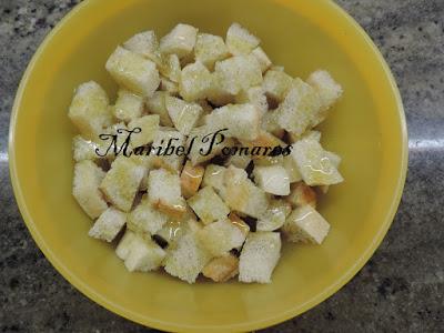 Croutons franceses o pan cortado en cuadraditos tostado.