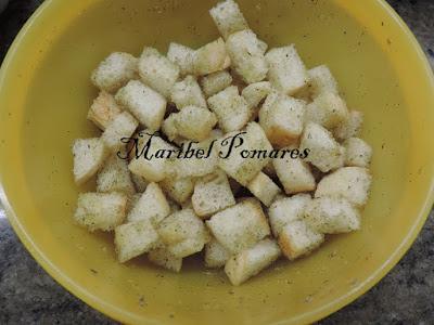Croutons franceses o pan cortado en cuadraditos tostado.