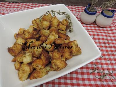 Croutons franceses o pan cortado en cuadraditos tostado.