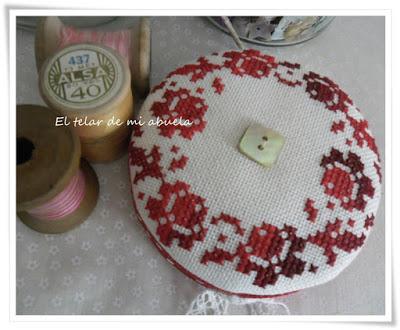 FRASCOS CON TAPAS DECORADAS en punto de cruz, pintadas y en decoupage.