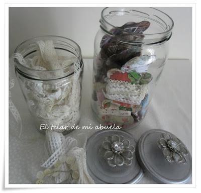 FRASCOS CON TAPAS DECORADAS en punto de cruz, pintadas y en decoupage.