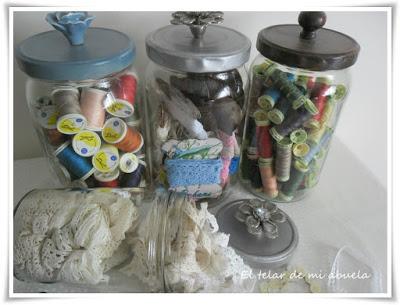 FRASCOS CON TAPAS DECORADAS en punto de cruz, pintadas y en decoupage.