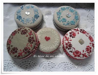 FRASCOS CON TAPAS DECORADAS en punto de cruz, pintadas y en decoupage.