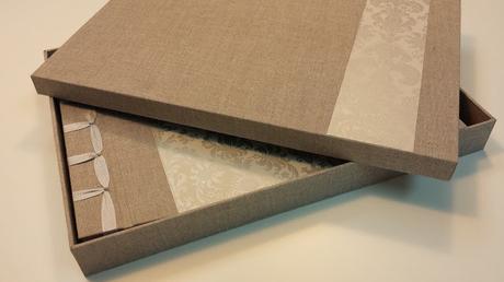 Conjunto de caja y álbum/libro de firmas.