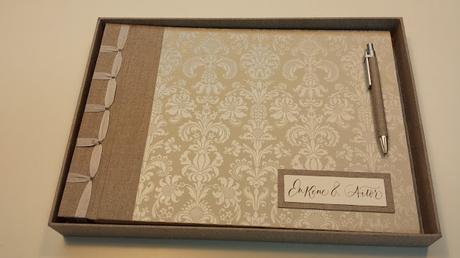 Conjunto de caja y álbum/libro de firmas.