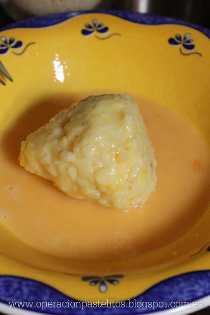 Arancini o croquetas italianas de arroz y salsa boloñesa
