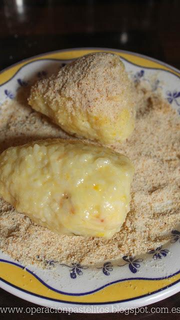 Arancini o croquetas italianas de arroz y salsa boloñesa