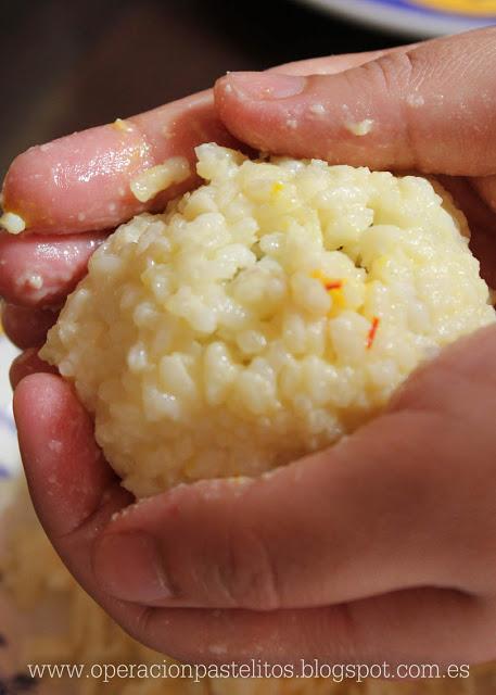 Arancini o croquetas italianas de arroz y salsa boloñesa