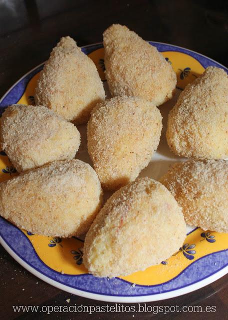 Arancini o croquetas italianas de arroz y salsa boloñesa