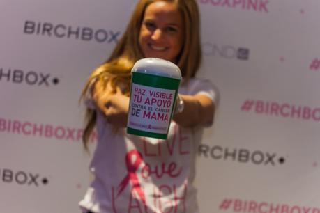 Más de 300 manicuras solidarias contra el cáncer de mama. Más de 300 manicuras solidarias contra el cáncer de mama.