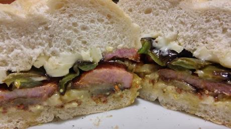 Receta de Sandwich de lomo adobado, pimientos y berenjena