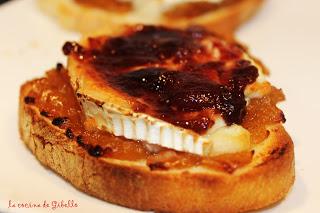 Tosta de Cebolla caramelizada con rulo de cabra y mermelada de frambuesa con chocolate blanco.