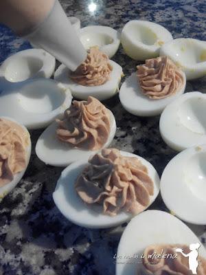 Huevos con paté de sardina. Receta de Halloween