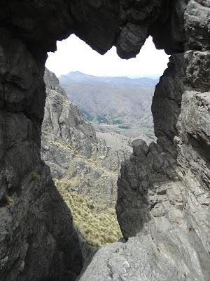 Vista de la sierra desde el hueco de la ventana