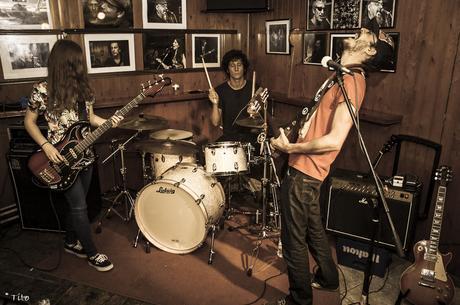 HORARIOS FIESTA HIPPIES FROM HELL: ELECTRIC FENCE + RED APPLE + MR WILFRED ESTE SÁBADO