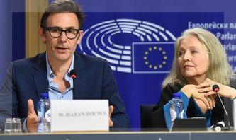 Michel Hazanavicius y HannaSchygulla en el Parlamento Europeo.