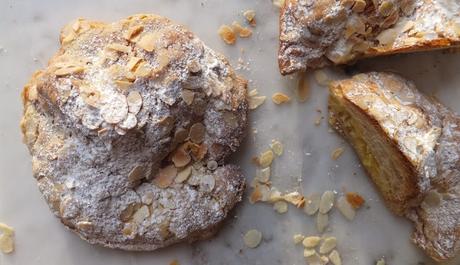 Cruasán de almendras para desayunos en pijama