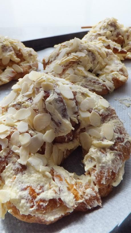 Cruasán de almendras para desayunos en pijama